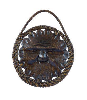 Ahşap Maske üzerinde beyaz izole güneşin. Duvar dekoru