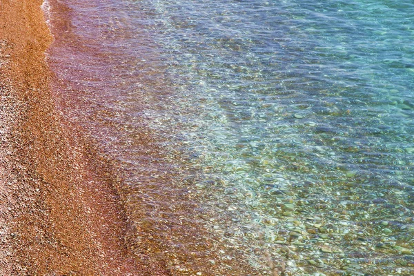 Üstten görünüm temiz su ile boş Beach. Kıyı şeridi