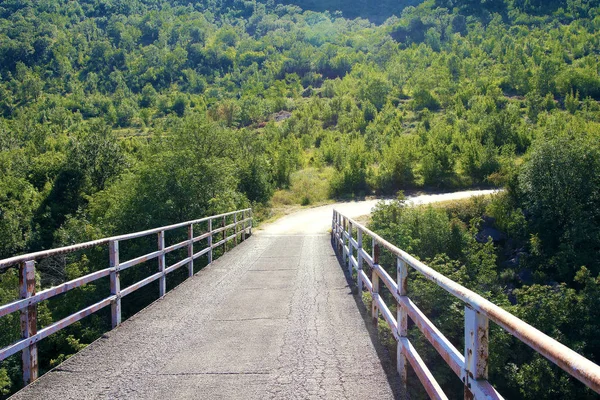 Sağa gidiyor köprünün üstünde belgili tanımlık yol