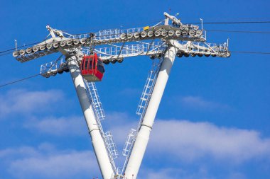 Mavi gökyüzü bulutlu teleferik. Füniküler