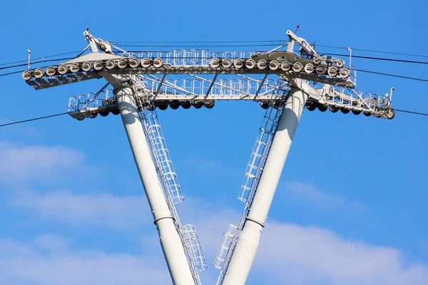 Teleferik mavi gökyüzü bulutlu
