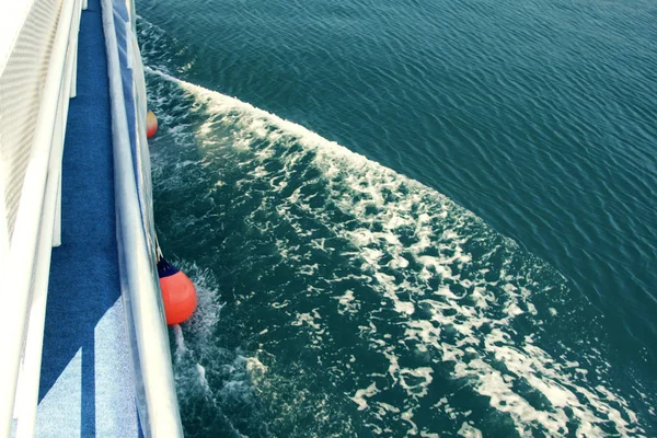 Vista Sul Mare Dal Ponte Una Nave Bianca Sentiero Acqua — Foto Stock