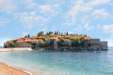 Görünümü tam tersi üzerinden Sveti Stefan Adası, kıyı ile park edilmiş tekneler yakın:.