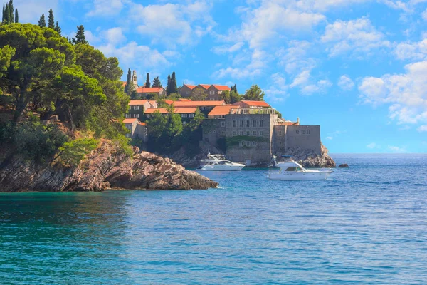 Sveti Stefan Adası ve dışında karşı kıyıda kaldırıldı defne yat yelken.