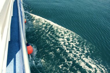 Deniz manzaralı bir beyaz gemi güverte. Suda iz