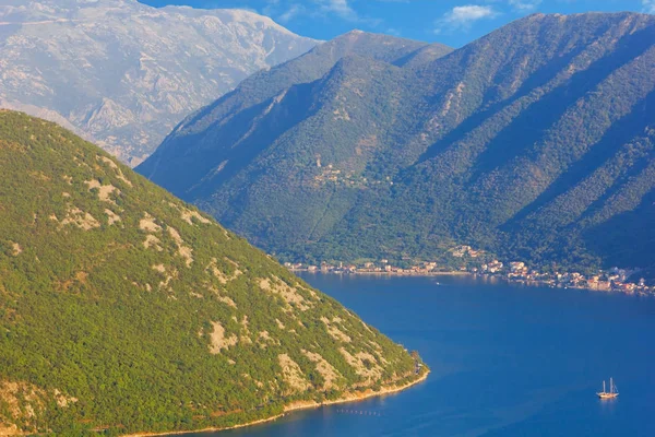 Yukarıdan Kotor Körfezi'nin büyük ölçekli görünümü. Dağlar, deniz ve yalnız bir gemi