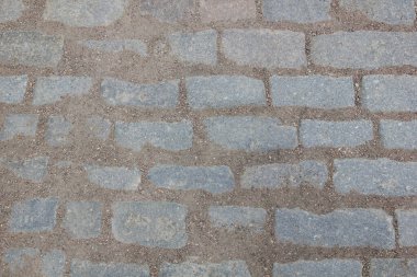 Zeminin dokusu, toprak ve ince çakıl kırıntıları tarafından bir arada tutulan taşlardan yapılmıştır.