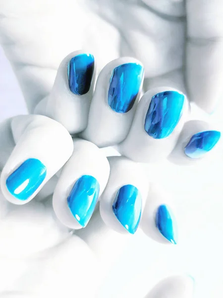 Des Ongles Bleus Deux Mains Blanches Semblables Robot Conception Futuriste — Photo