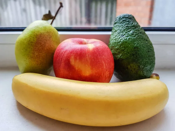 Apple Awokado Banana Gruszki Biały Parapet Widok Boku — Zdjęcie stockowe
