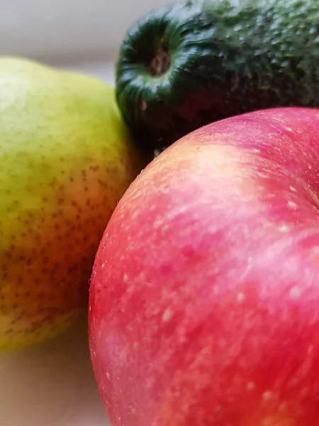 Gruszki Zielone Awokado Czerwone Jabłko Zbliżenie — Zdjęcie stockowe
