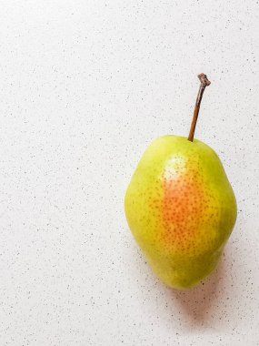 Olgun yeşil armut. Beyaz mermer bakcground. Üstten görünüm