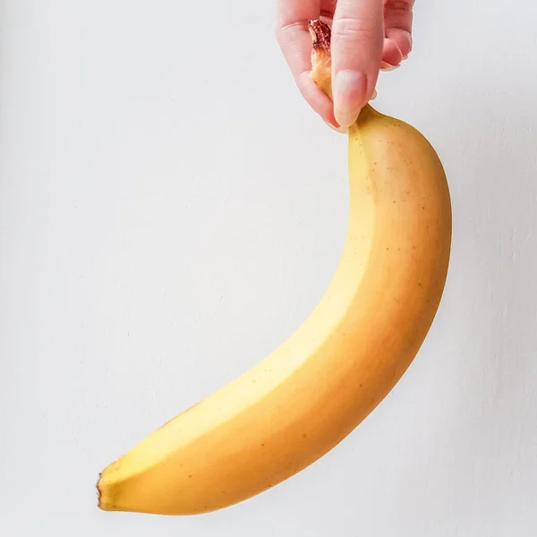 Banane Jaune Mûre Main Une Boulangerie Blanche Vue Latérale — Photo