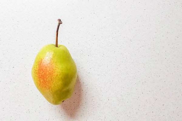 Ripe Green Pear White Marble Bakcground Top View — Stock Photo, Image