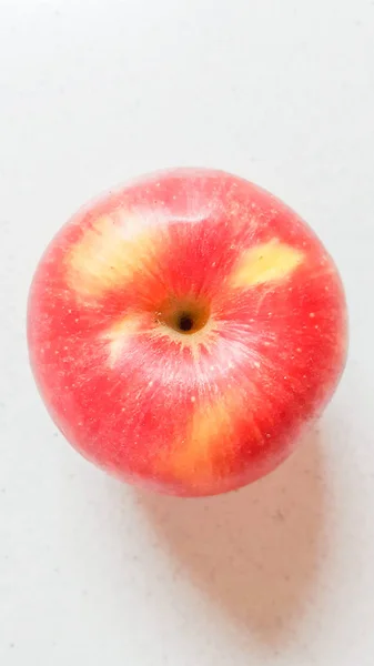 Ripe Red Apple White Marble Table Top View — Stock Photo, Image