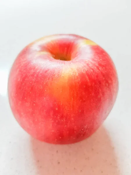 Dojrzałe Czerwone Jabłko Stole Biały Marmur Widok Góry — Zdjęcie stockowe
