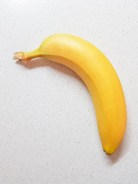 Reife Gelbe Banane Auf Dem Weißen Marmortisch Ansicht Von Oben — Stockfoto