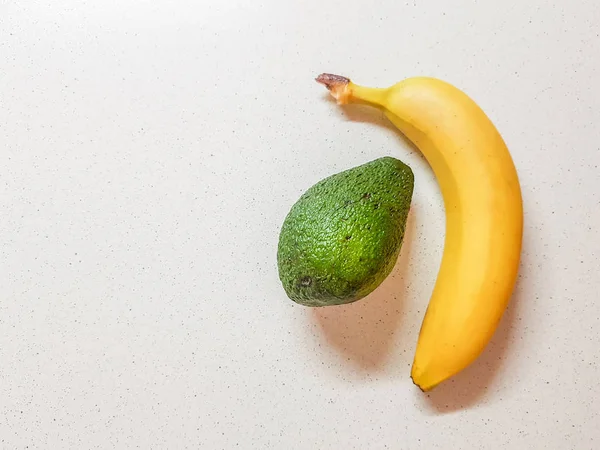Banană Galbenă Coaptă Avocado Masa Marmură Albă Privire Sus — Fotografie, imagine de stoc