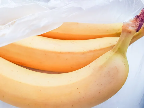 熟した黄色のバナナをクローズ アップ 横から見た図 — ストック写真