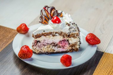 Kiraz ve çilek bir tablo ile pasta dilimi