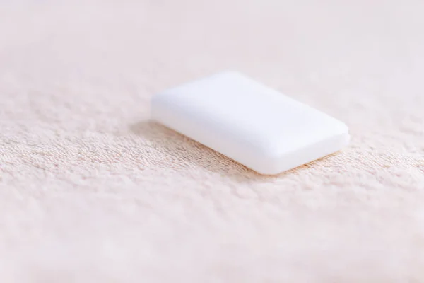 上一条毛巾的白色香皂 — 图库照片
