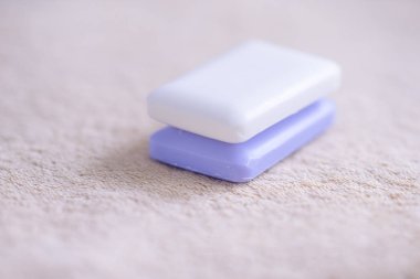 bir havlu üzerinde beyaz sabun