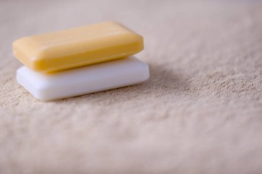 Sabun kahverengi bir havlu üzerinde iki çubuk