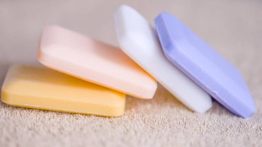 sabun kahverengi bir havlu üzerinde dört çubuk