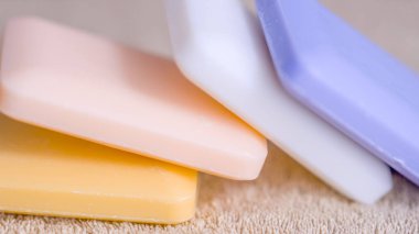 sabun kahverengi bir havlu üzerinde dört çubuk