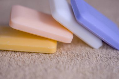 sabun kahverengi bir havlu üzerinde dört çubuk