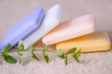 sabun kahverengi bir havlu üzerinde dört çubuk