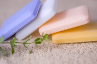 sabun kahverengi bir havlu üzerinde dört çubuk