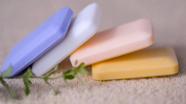 sabun kahverengi bir havlu üzerinde dört çubuk