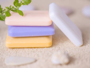 sabun kahverengi bir havlu üzerinde dört çubuk