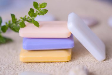 sabun kahverengi bir havlu üzerinde dört çubuk