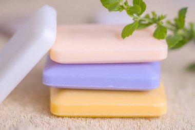 sabun kahverengi bir havlu üzerinde dört çubuk