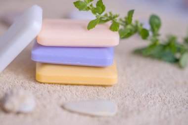 sabun kahverengi bir havlu üzerinde dört çubuk