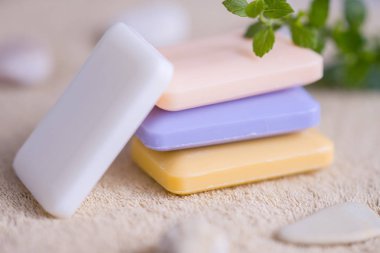 sabun kahverengi bir havlu üzerinde dört çubuk