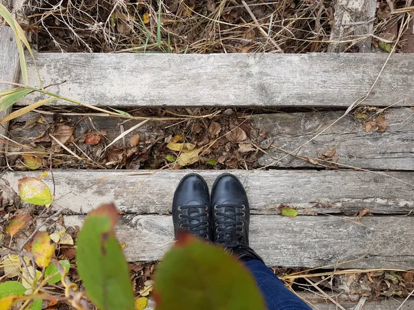 Herfstwandeling langs een verlaten bridge — Stockfoto