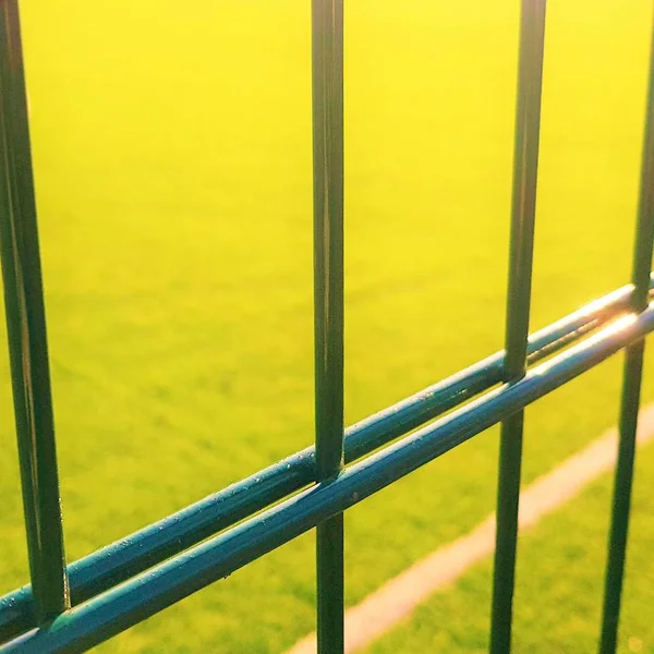 Rasenplatz Zum Spielen Von Minifußball Hinter Dem Grünen Zaun — Stockfoto