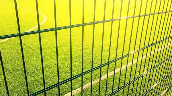 Rasenplatz Zum Spielen Von Minifußball Hinter Dem Grünen Zaun — Stockfoto