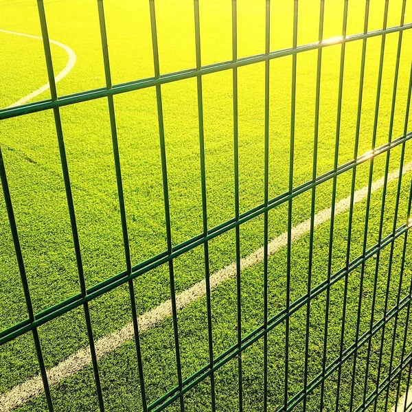 Rasenplatz Zum Spielen Von Minifußball Hinter Dem Grünen Zaun — Stockfoto