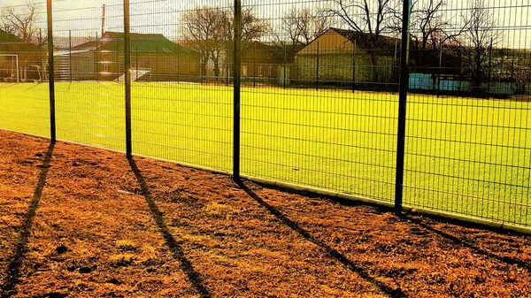 Campo Césped Para Jugar Minifootball Detrás Malla Cerca —  Fotos de Stock