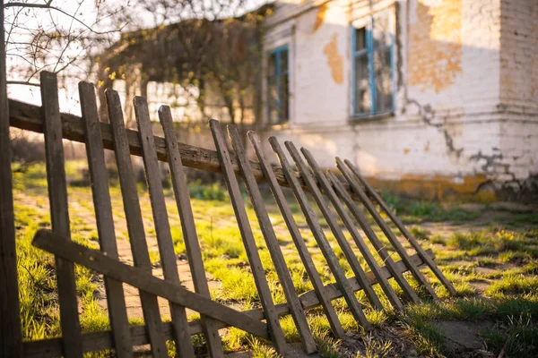 Gammal Trä Staket Och Hus Landet Sommar — Stockfoto