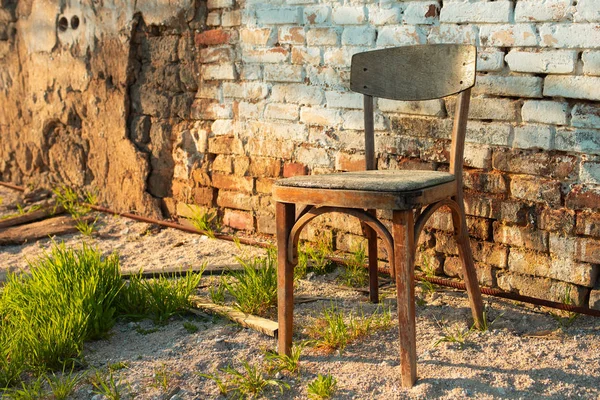 Eski Ahşap Sandalye Ayakta Harap Bir Evin Duvarının Yakınında — Stok fotoğraf
