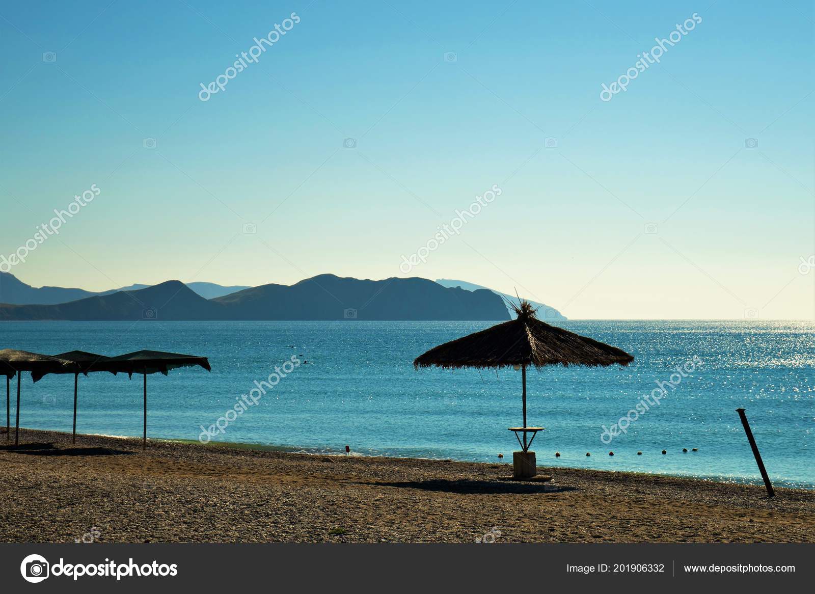 соломы пляжный зонтик стоит пляже фоне моря мыс хамелеон