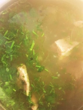 çorba yeşillik ve parça kuzu eti büyük bir tencerede pişirilir