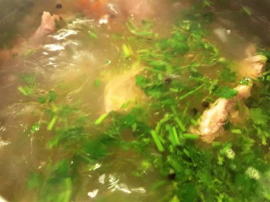 çorba yeşillik ve parça kuzu eti büyük bir tencerede pişirilir
