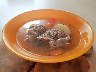 portakal tabakasında Yeşiller ve kuzu eti büyük parçaları ile çorba