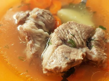 portakal tabakasında Yeşiller ve kuzu eti büyük parçaları ile çorba