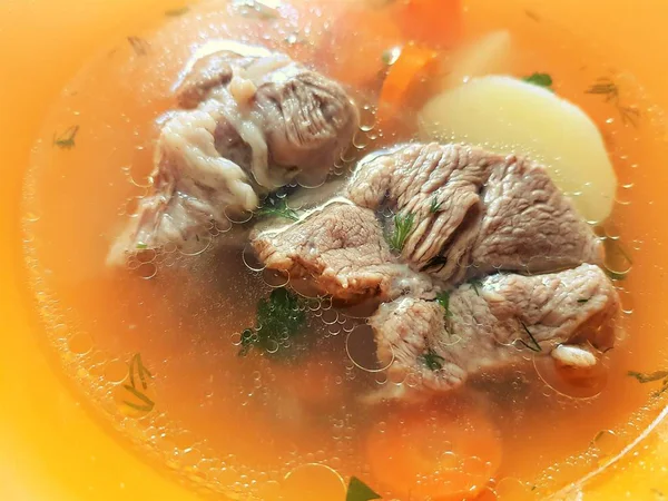 Sopa Con Verduras Trozos Grandes Carne Cordero Plato Naranja —  Fotos de Stock